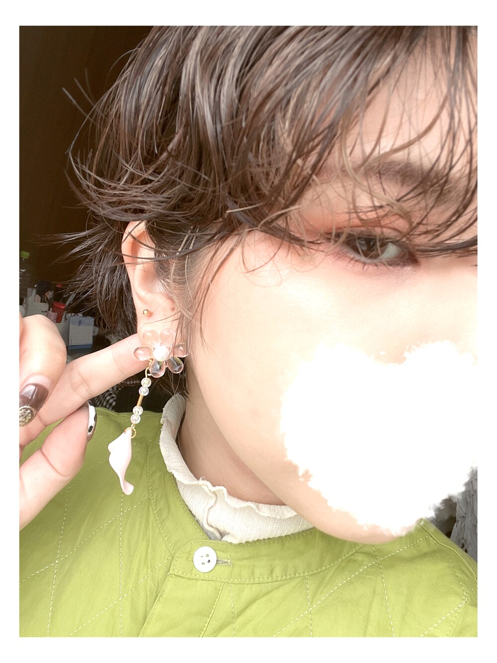 グリーン系のシャツ/ブラウス、ブルー系のデニムパンツ、ホワイト系のブーツを着用したレディースの春コーディネートの2枚目の写真