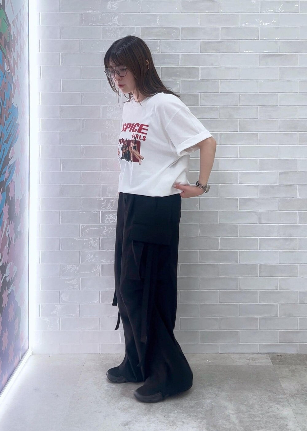 ブラック系のカーゴパンツ、ホワイト系のTシャツ/カットソー、ホワイト系のサングラスを着用したレディースの夏コーディネートの4枚目の写真