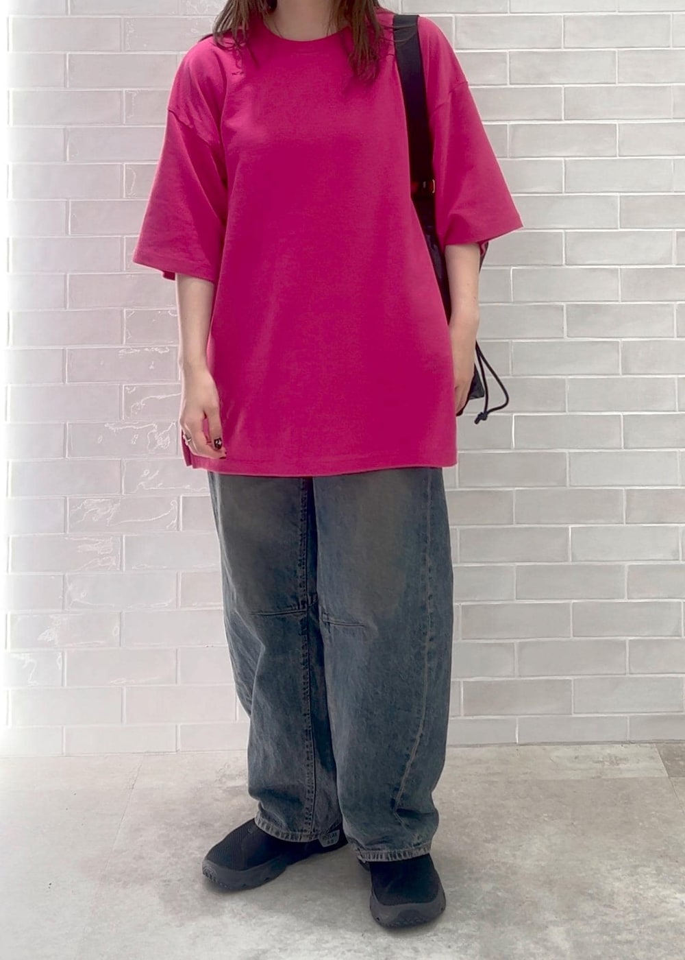 ピンク系のTシャツ/カットソー、ブラック系のショルダーバッグを着用したレディースの夏コーディネートの4枚目の写真