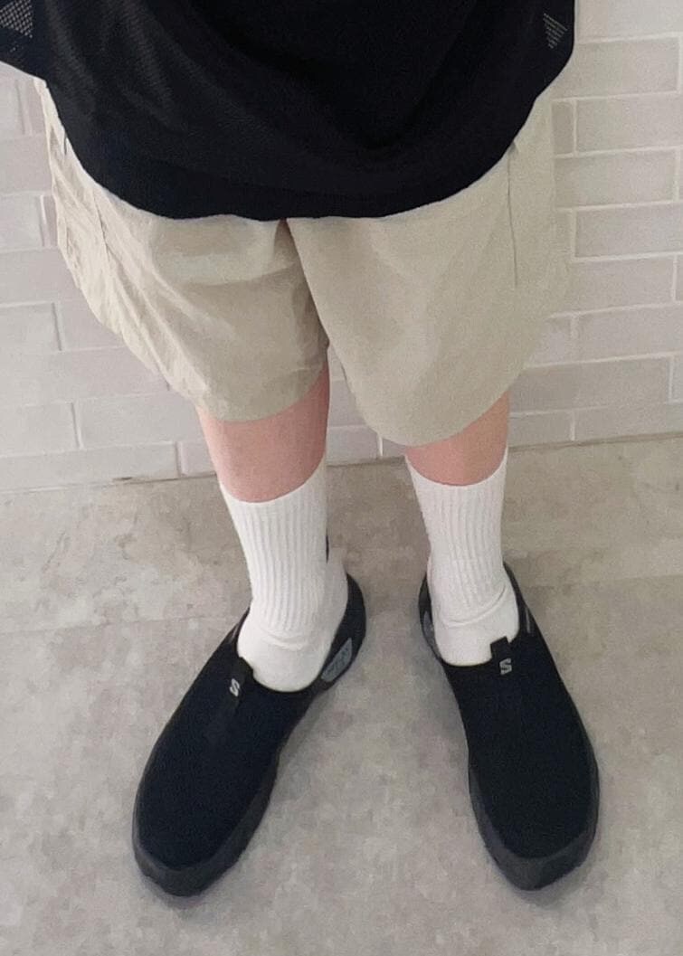 グレー系のカーゴパンツ、ゴールド系のネックレスを着用したレディースの夏コーディネートの5枚目の写真