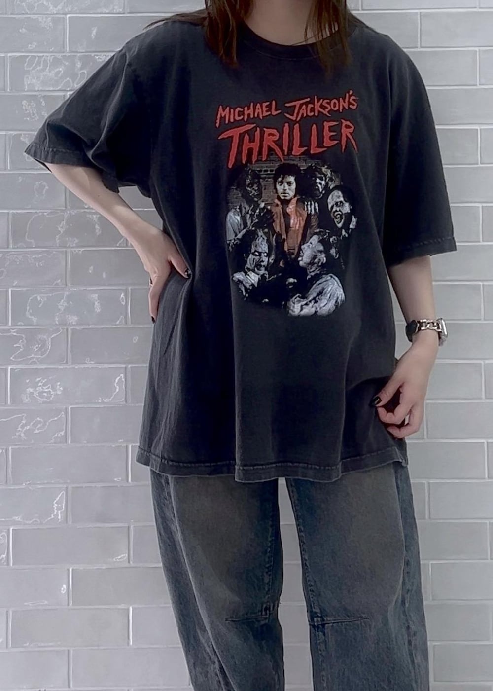「オーバーサイズ、バンT、古着、Tシャツ、初夏コーデ、夏コーデ、アウトドアコーデ、フェスコーデ、韓国ファッション、ヴィンテージ、ストリート、パンツスタイル、メンズライク」｜「re_k by JUNREDのMICHEAL JACKSON PHOTO TEE by GOOD ROCK SPEED（Tシャツ/カットソー、ブラック系）」を使った、NATSUさん（レディース・155cm）の夏コーディネートの3枚目の写真