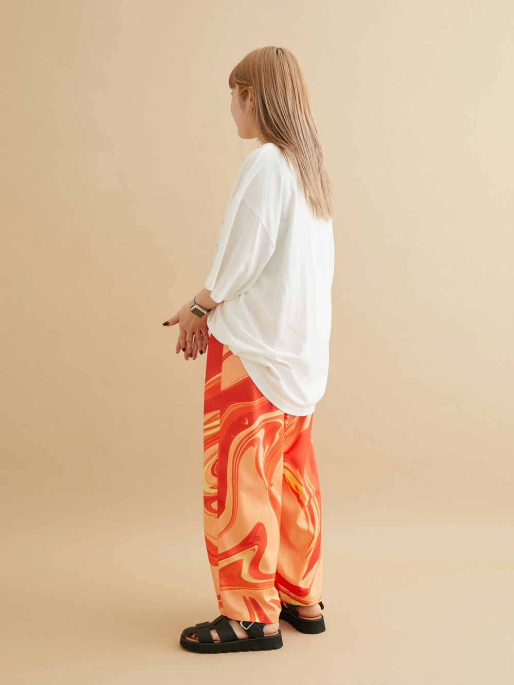 オレンジ系のその他パンツ、ホワイト系のTシャツ/カットソーを着用したレディースの夏コーディネートの2枚目の写真