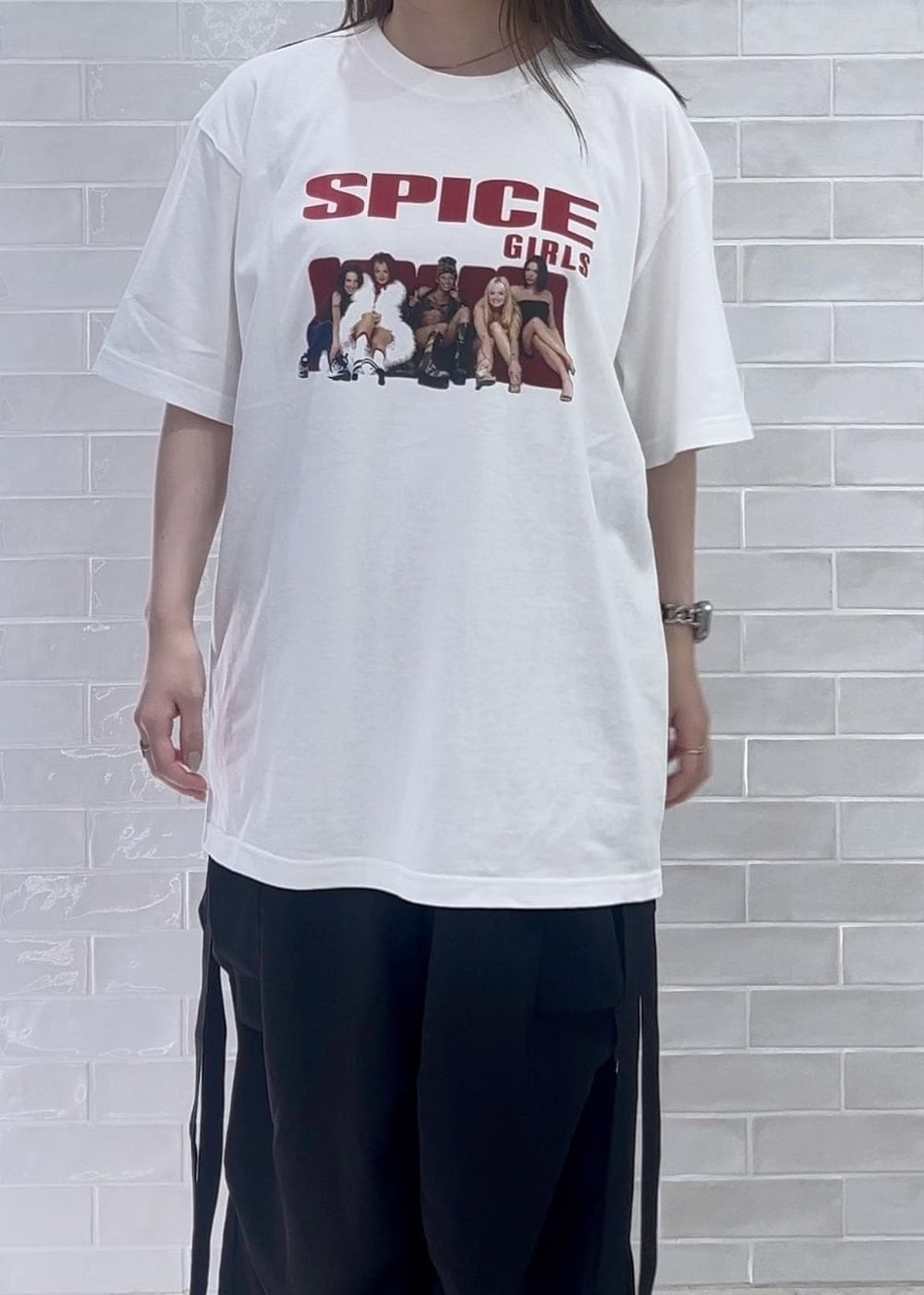 ブラック系のカーゴパンツ、ホワイト系のTシャツ/カットソー、ホワイト系のサングラスを着用したレディースの夏コーディネートの5枚目の写真