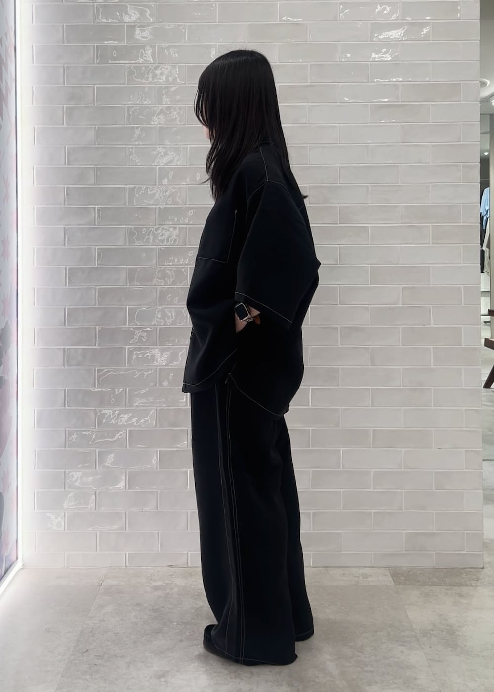 「セットアップ、オールブラック、ステッチ、ステッチシャツ、ステッチパンツ、メンズライク、オーバーサイズ、2024ss、夏コーデ、黒、バッグ、ショルダーバッグ、JUNRed、シャツ、ワイドパンツ」｜「JUNREDのミニショルダーバッグ（ショルダーバッグ、ベージュ系）」を使った、NATSUさん（レディース・155cm）の春コーディネートの2枚目の写真
