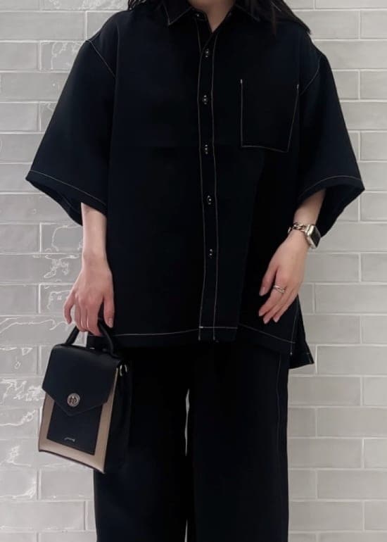 「セットアップ、オールブラック、ステッチ、ステッチシャツ、ステッチパンツ、メンズライク、オーバーサイズ、2024ss、夏コーデ、黒、バッグ、ショルダーバッグ、JUNRed、シャツ、ワイドパンツ」｜「JUNREDのミニショルダーバッグ（ショルダーバッグ、ベージュ系）」を使った、NATSUさん（レディース・155cm）の春コーディネートの4枚目の写真