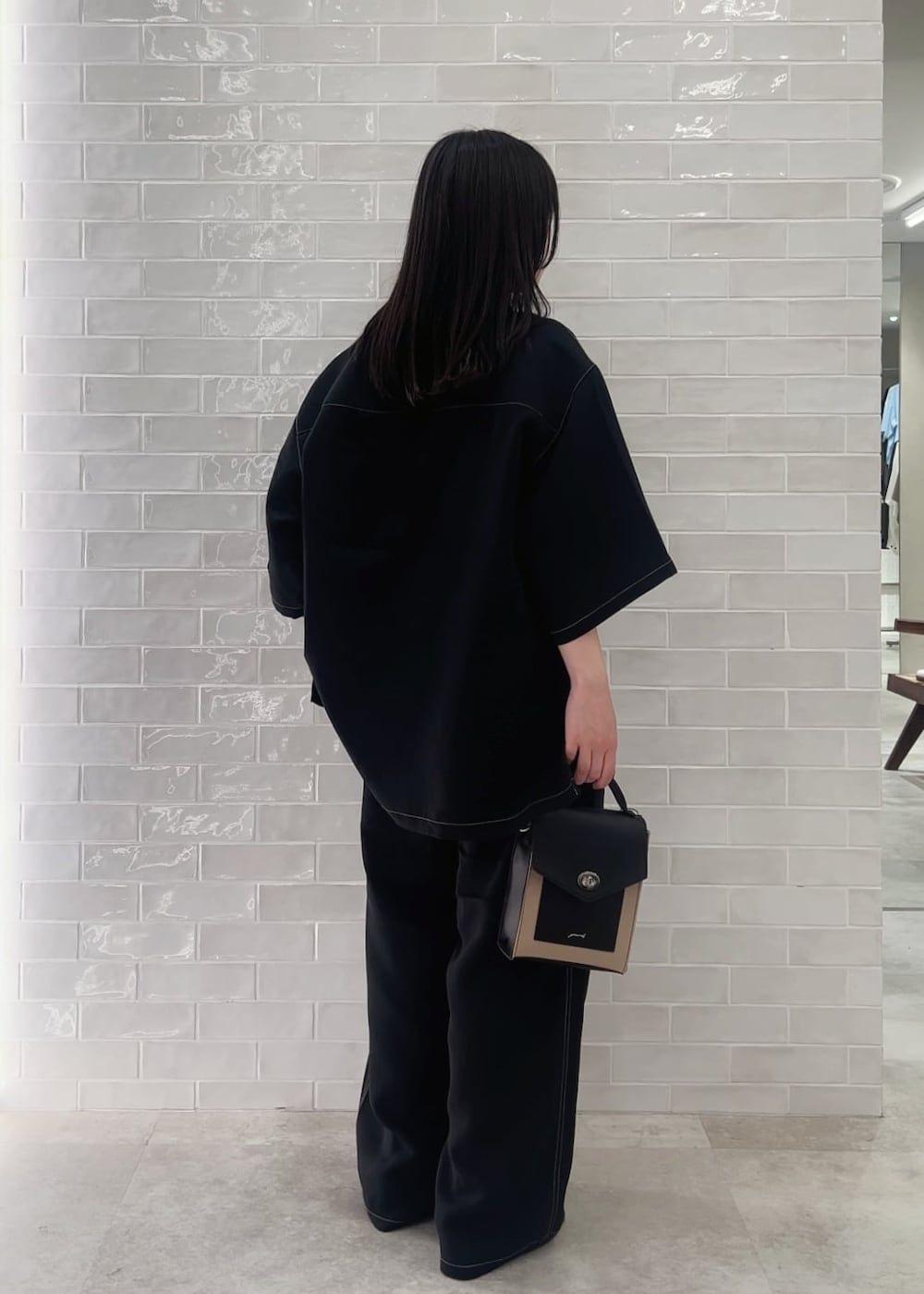 「セットアップ、オールブラック、ステッチ、ステッチシャツ、ステッチパンツ、メンズライク、オーバーサイズ、2024ss、夏コーデ、黒、バッグ、ショルダーバッグ、JUNRed、シャツ、ワイドパンツ」｜「JUNREDのミニショルダーバッグ（ショルダーバッグ、ベージュ系）」を使った、NATSUさん（レディース・155cm）の春コーディネートの3枚目の写真