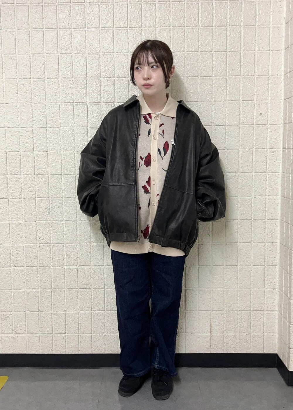 ベージュ系のカーディガン/ボレロ、ブラウン系のブルゾンを着用したレディースの夏コーディネートの2枚目の写真