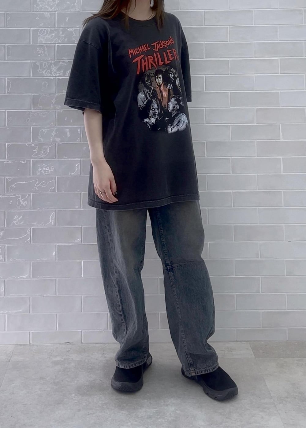 「オーバーサイズ、バンT、古着、Tシャツ、初夏コーデ、夏コーデ、アウトドアコーデ、フェスコーデ、韓国ファッション、ヴィンテージ、ストリート、パンツスタイル、メンズライク」｜「re_k by JUNREDのMICHEAL JACKSON PHOTO TEE by GOOD ROCK SPEED（Tシャツ/カットソー、ブラック系）」を使った、NATSUさん（レディース・155cm）の夏コーディネートの2枚目の写真