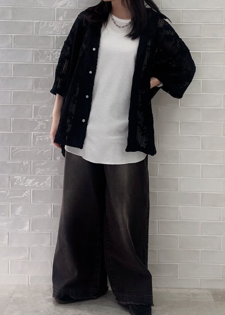 ブラック系のシャツ/ブラウス、ブラック系のデニムパンツ、ホワイト系のタンクトップを着用したレディースの春コーディネートの4枚目の写真