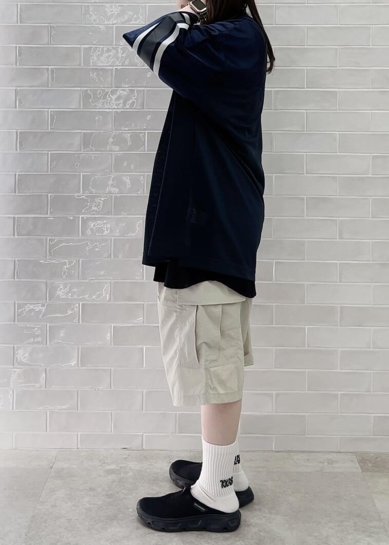 グレー系のカーゴパンツ、ゴールド系のネックレスを着用したレディースの夏コーディネートの2枚目の写真