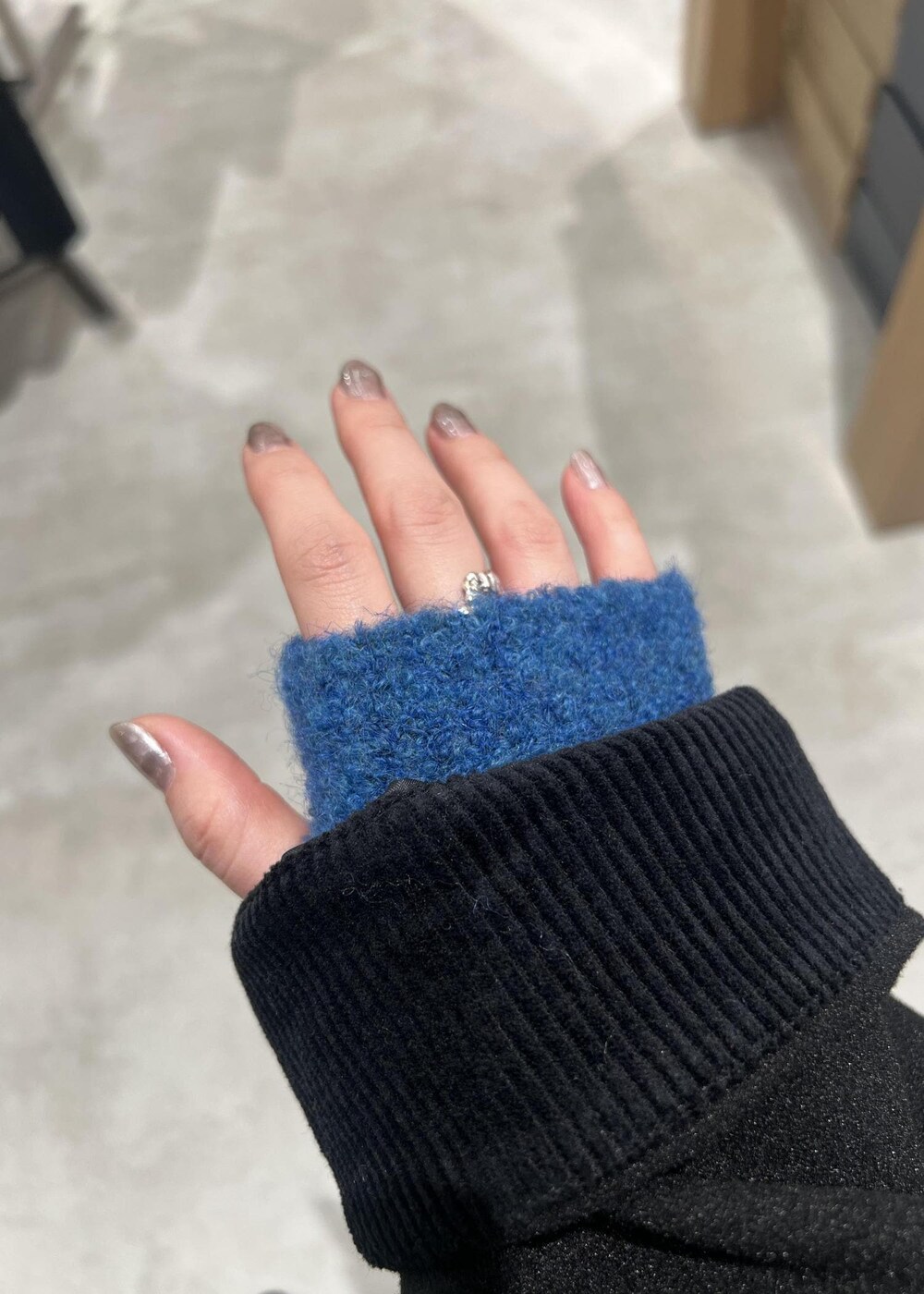 ブラック系のデニムパンツ、ブラック系のニット/セーター、ブラック系のブルゾンを着用したレディースの秋コーディネートの2枚目の写真
