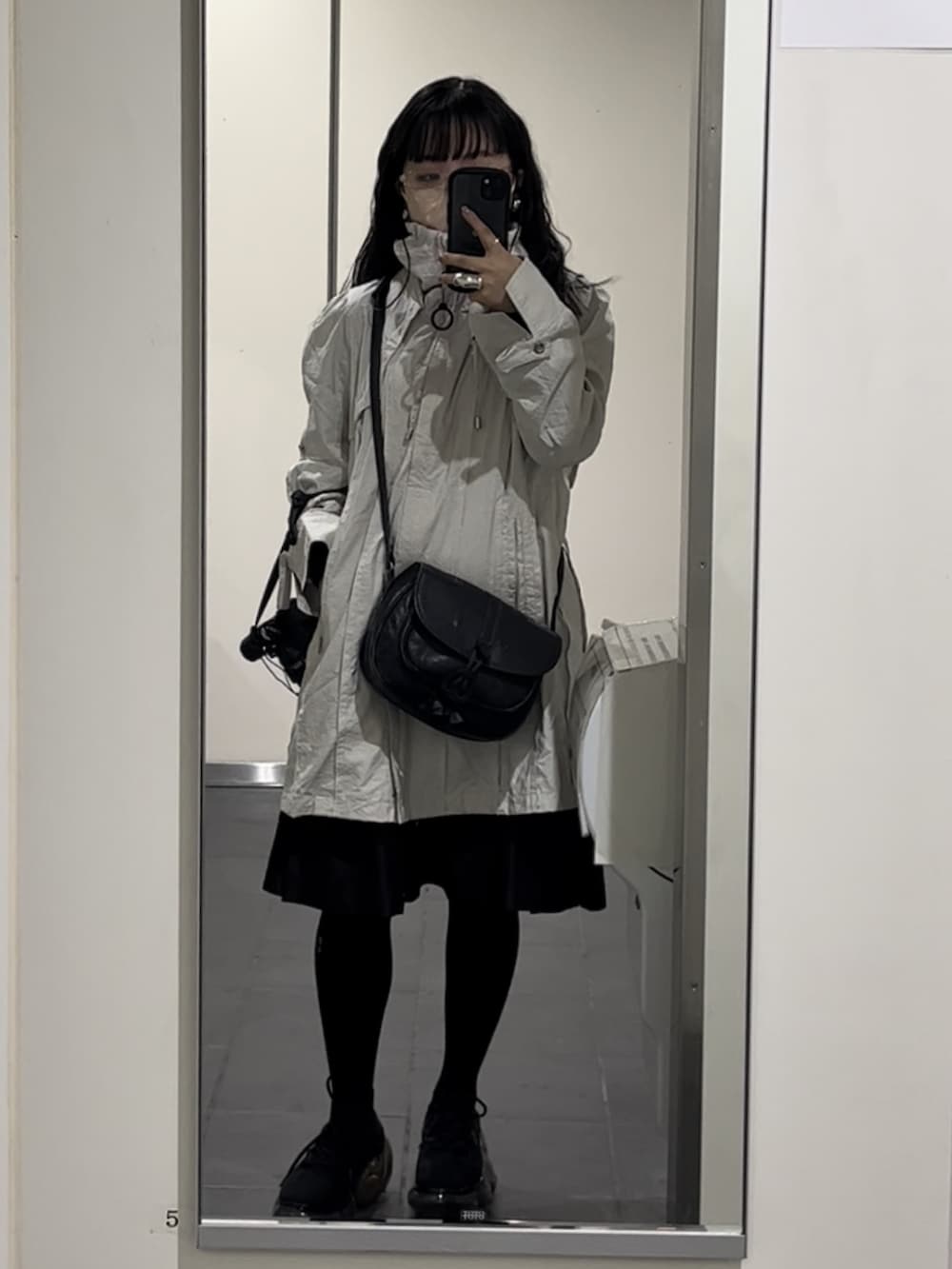 「低身長、低身長コーデ、古着、古着MIX、vintage、used、ootd、ホワイトコーデ、ホワイト、ダテメガネ、クリアメガネ、モノトーン、モード、モードストリート」｜「groundsの【grounds】 MOOPIE / black x black sole（スニーカー、ブラック系）」を使った、ぽうさん（レディース・149cm）の春コーディネートの2枚目の写真