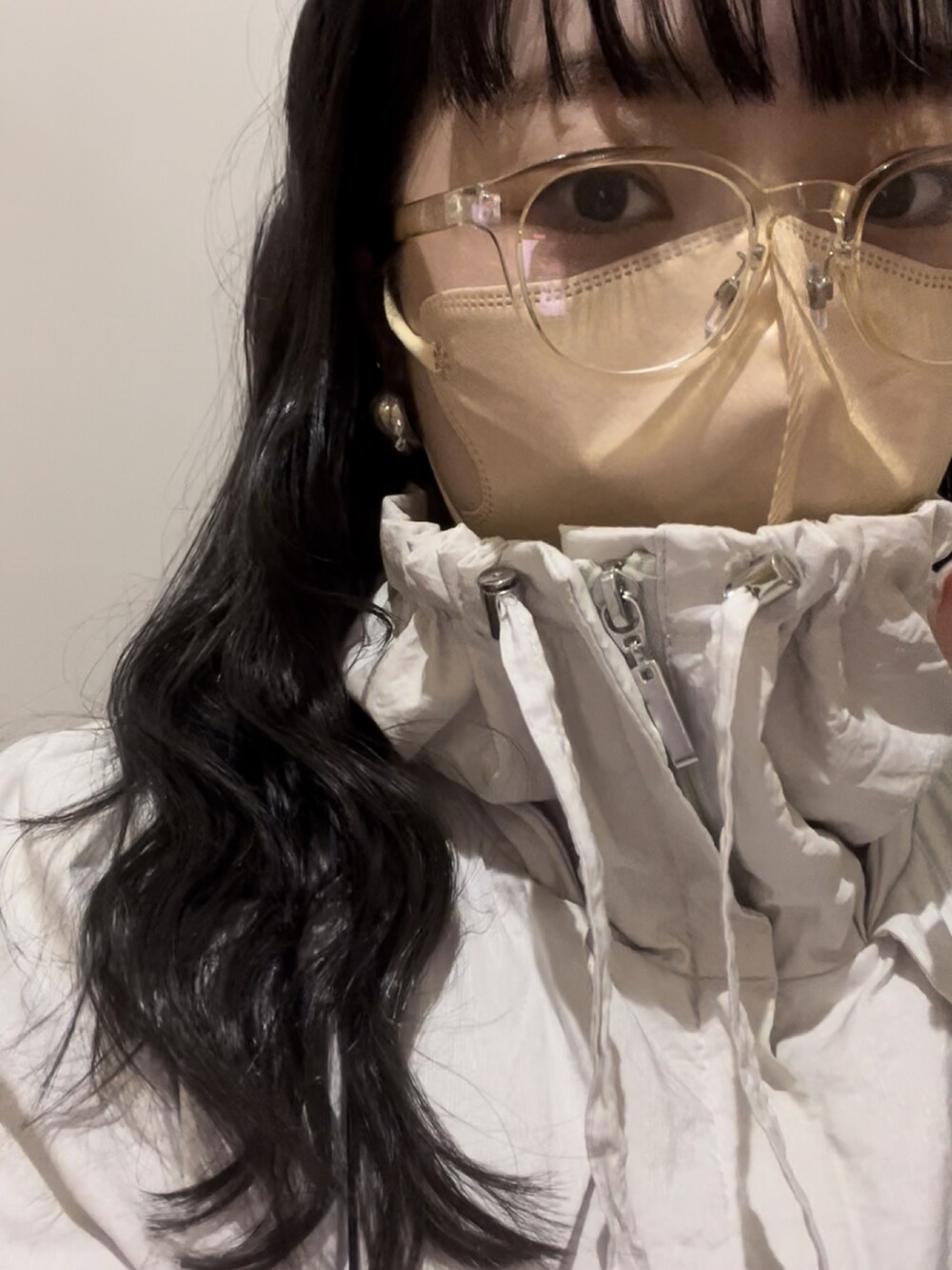 「低身長、低身長コーデ、古着、古着MIX、vintage、used、ootd、ホワイトコーデ、ホワイト、ダテメガネ、クリアメガネ、モノトーン、モード、モードストリート」｜「groundsの【grounds】 MOOPIE / black x black sole（スニーカー、ブラック系）」を使った、ぽうさん（レディース・149cm）の春コーディネートの4枚目の写真