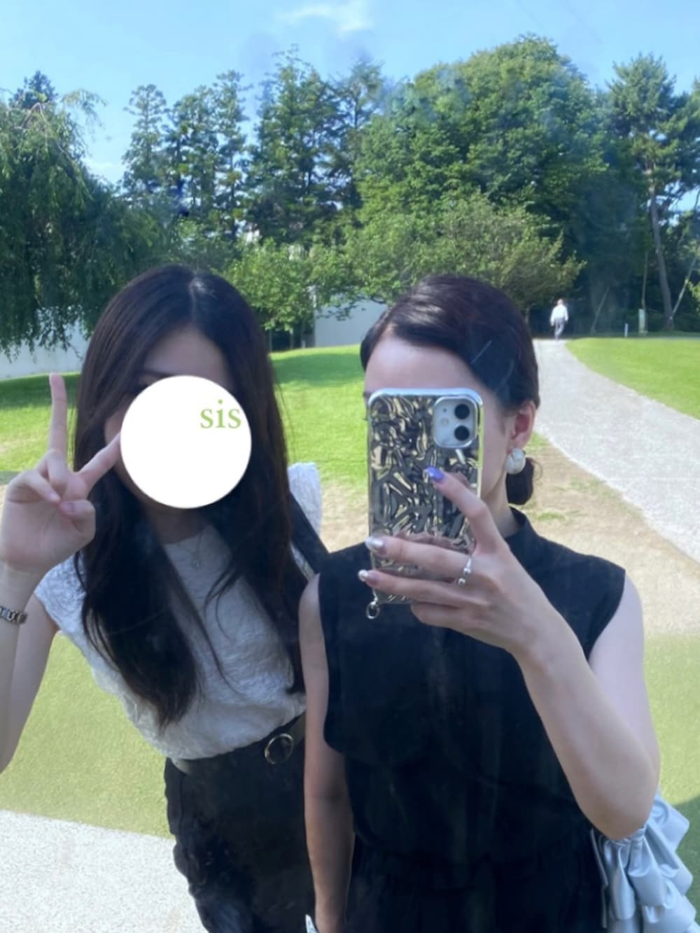 「夏コーデ、大人カジュアル、シンプルコーデ、休日スタイル、おしゃれさんと繋がりたい、ブラック、ブラックコーデ、シルバーアクセサリー、カーゴパンツ、ビッグカラー、モノトーン、ノースリーブ、スニーカー、美術館コーデ、きれいめカジュアル」｜「musuboreのBIG襟ノースリーブブラウス（シャツ/ブラウス、ブラック系）」を使った、ma.さん（レディース・157cm）の夏コーディネートの3枚目の写真