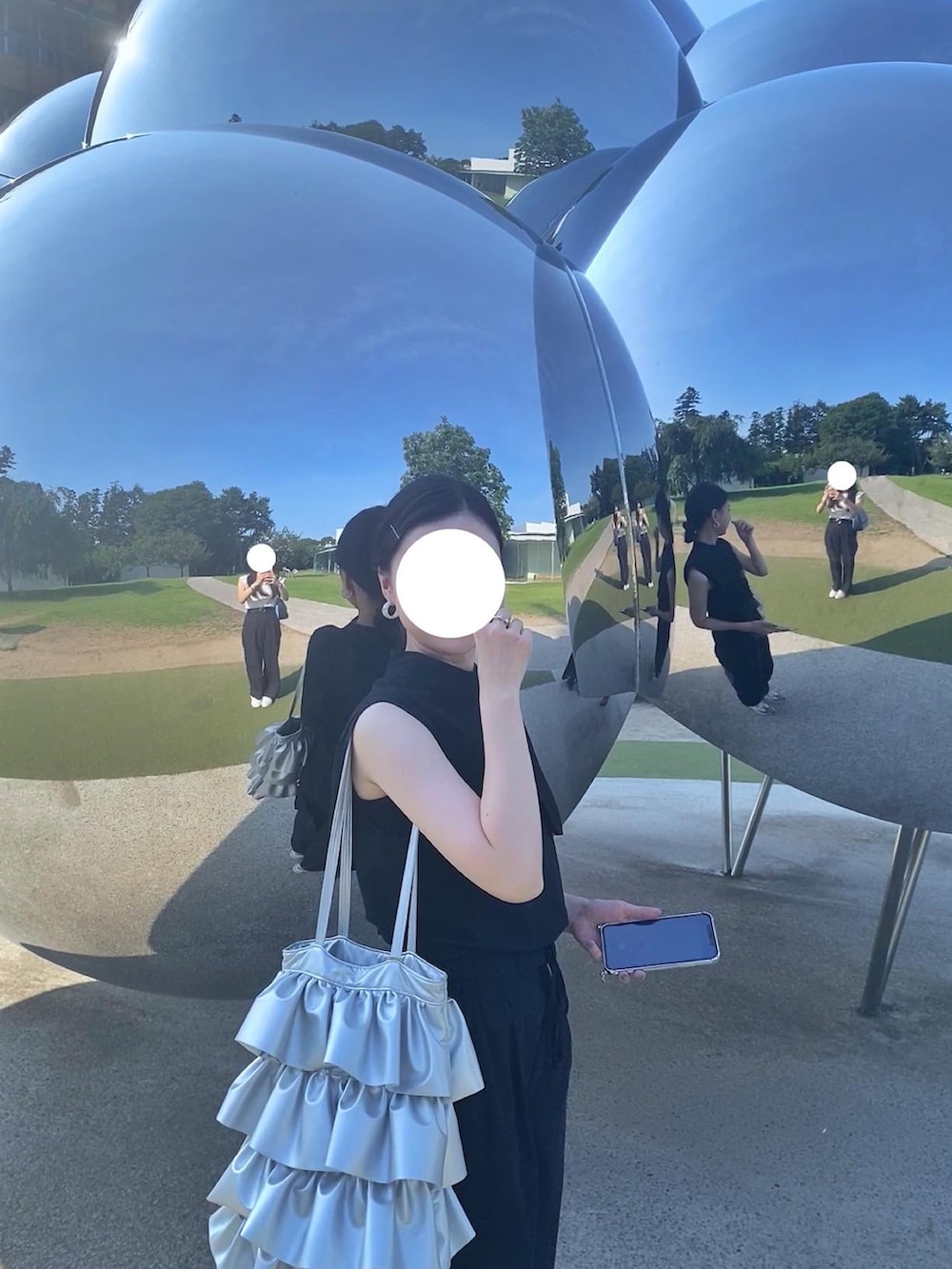 「夏コーデ、大人カジュアル、シンプルコーデ、休日スタイル、おしゃれさんと繋がりたい、ブラック、ブラックコーデ、シルバーアクセサリー、カーゴパンツ、ビッグカラー、モノトーン、ノースリーブ、スニーカー、美術館コーデ、きれいめカジュアル」｜「musuboreのBIG襟ノースリーブブラウス（シャツ/ブラウス、ブラック系）」を使った、ma.さん（レディース・157cm）の夏コーディネートの2枚目の写真