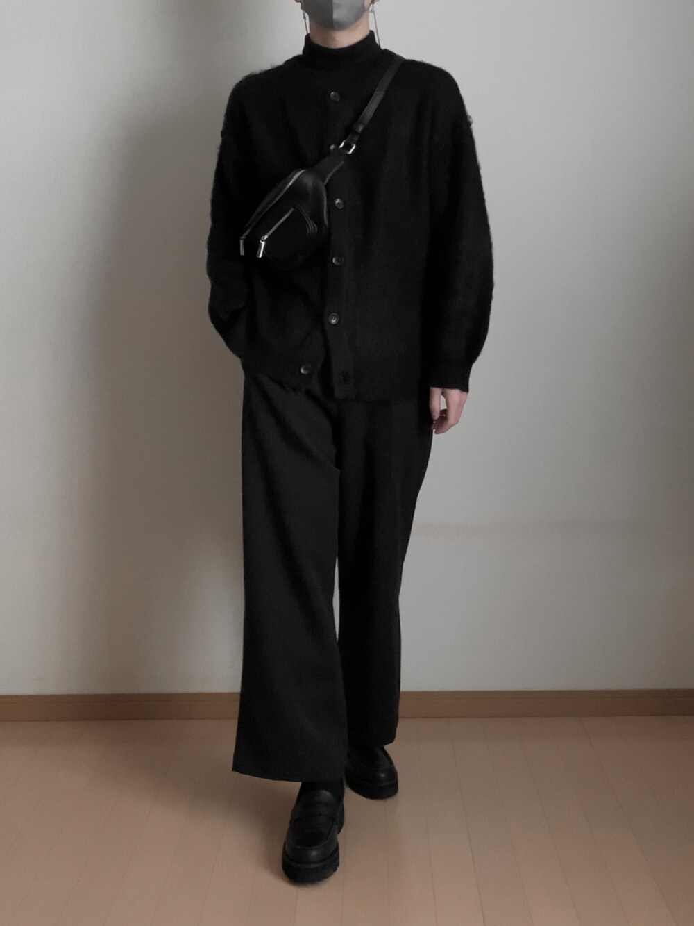 ブラック系のローファー、ブラック系のスラックス、ブラック系のカーディガン/ボレロを着用したメンズの冬コーディネートの2枚目の写真