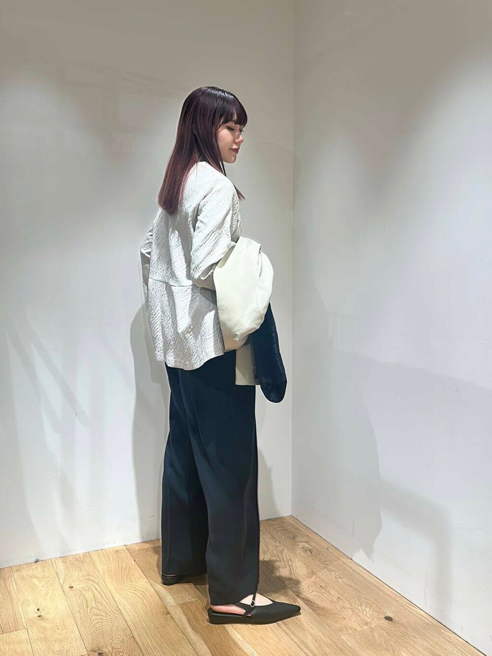 ベージュ系のノーカラージャケット、ベージュ系のシャツ/ブラウス、ブルー系のその他パンツを着用したレディースの冬コーディネートの5枚目の写真