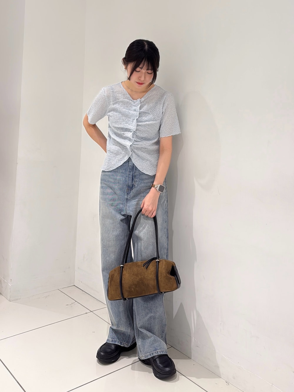 ブルー系のカーディガン/ボレロ、ブルー系のデニムパンツ、イエロー系のトートバッグを着用したレディースの夏コーディネートの4枚目の写真