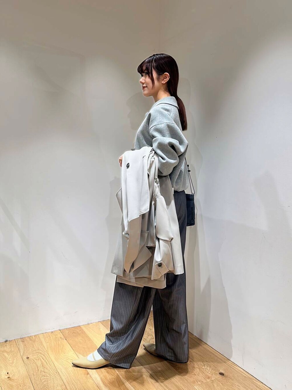 ベージュ系のパンプス、グレー系のその他パンツ、グレー系のニット/セーターを着用したレディースの冬コーディネートの4枚目の写真