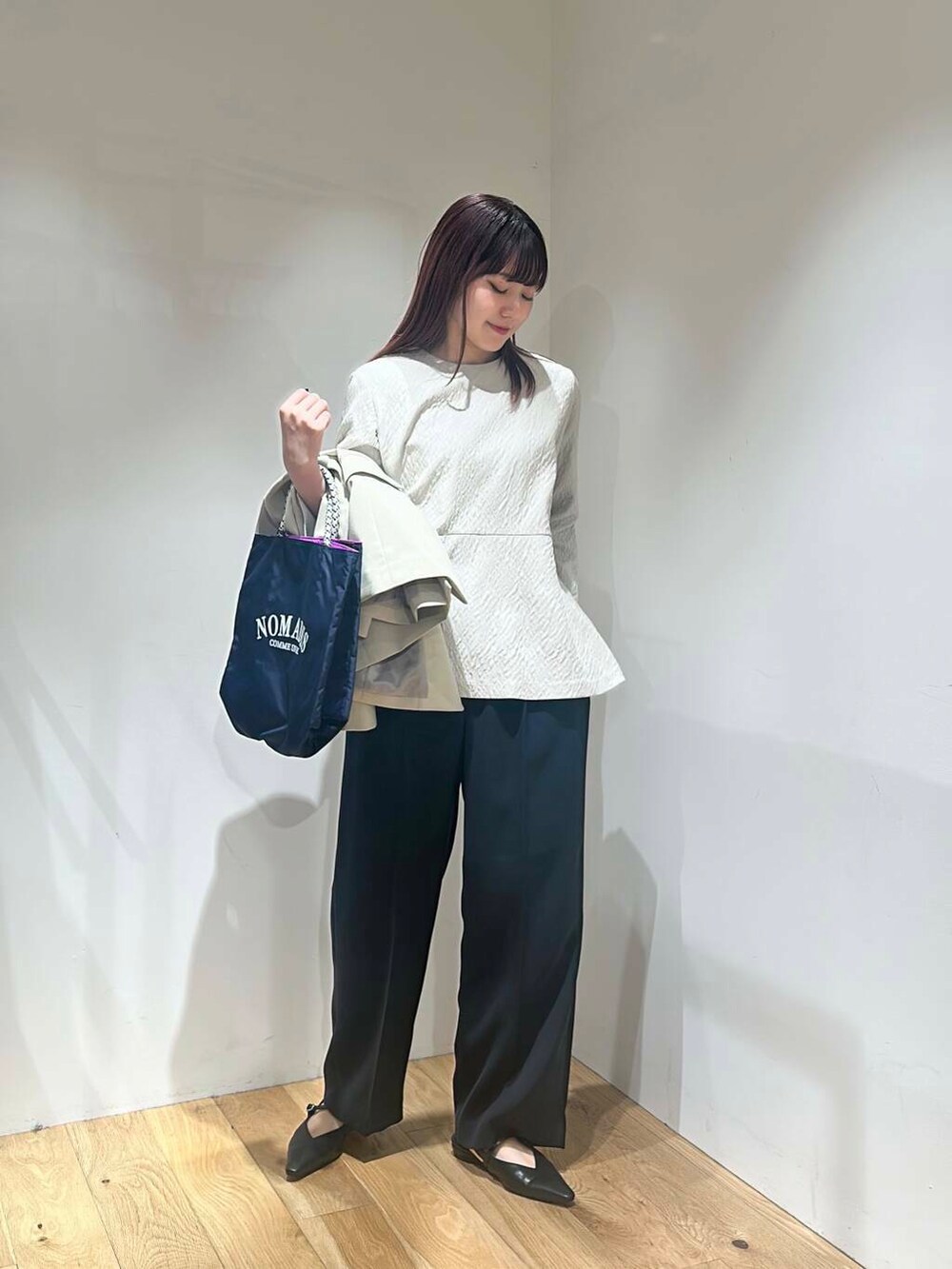 ベージュ系のノーカラージャケット、ベージュ系のシャツ/ブラウス、ブルー系のその他パンツを着用したレディースの冬コーディネートの4枚目の写真