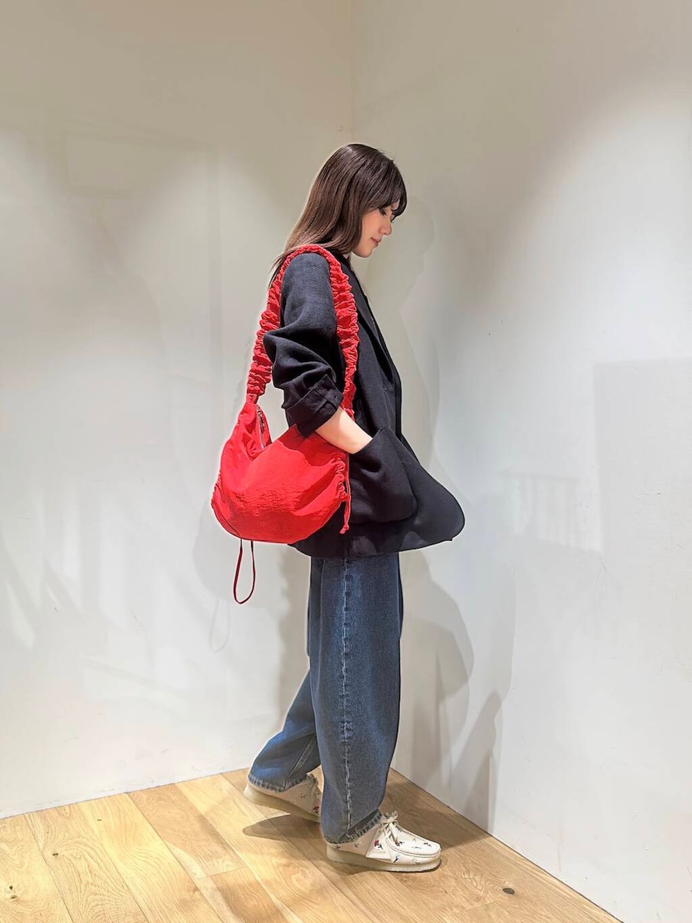 レッド系のショルダーバッグ、ブルー系のその他アウター、ピンク系のその他シューズを着用したレディースの春コーディネートの4枚目の写真