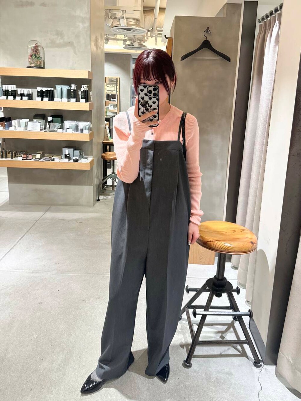 ブラック系のパンプス、ブラック系のショルダーバッグ、グレー系のサロペット/オーバーオールを着用したレディースの冬コーディネートの2枚目の写真