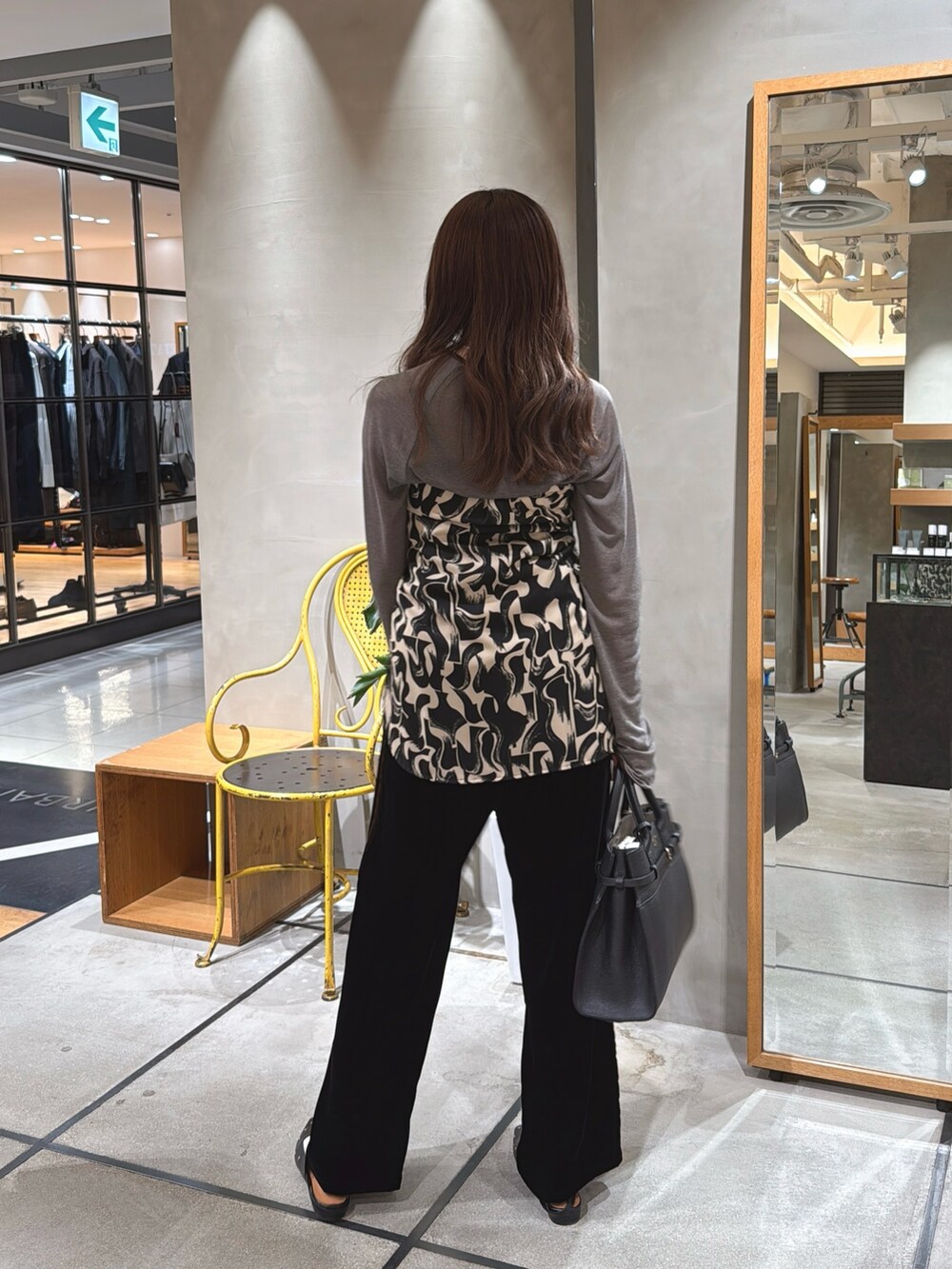 グレー系のTシャツ/カットソー、ブラック系のシャツ/ブラウス、ブラック系のその他パンツを着用したレディースの秋コーディネートの2枚目の写真