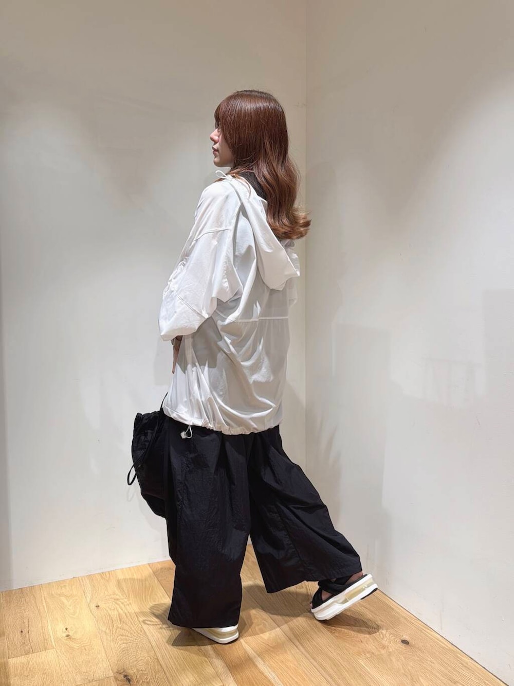 ブラック系のショルダーバッグ、ブラック系のその他パンツ、ブラック系のタンクトップを着用したレディースの夏コーディネートの2枚目の写真