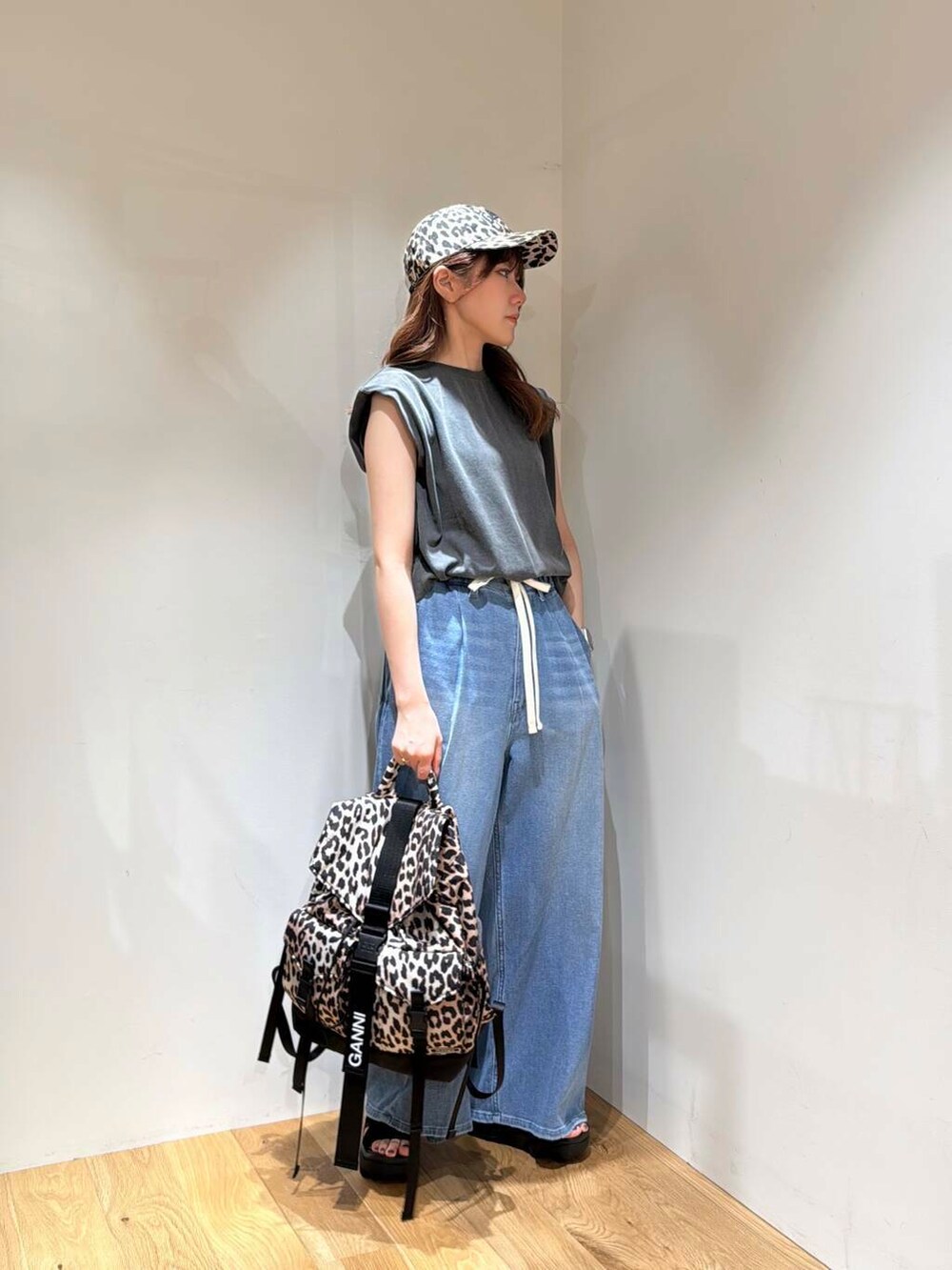 その他のバックパック/リュック、ブルー系のデニムパンツ、ブラック系のサンダルを着用したレディースの夏コーディネートの2枚目の写真