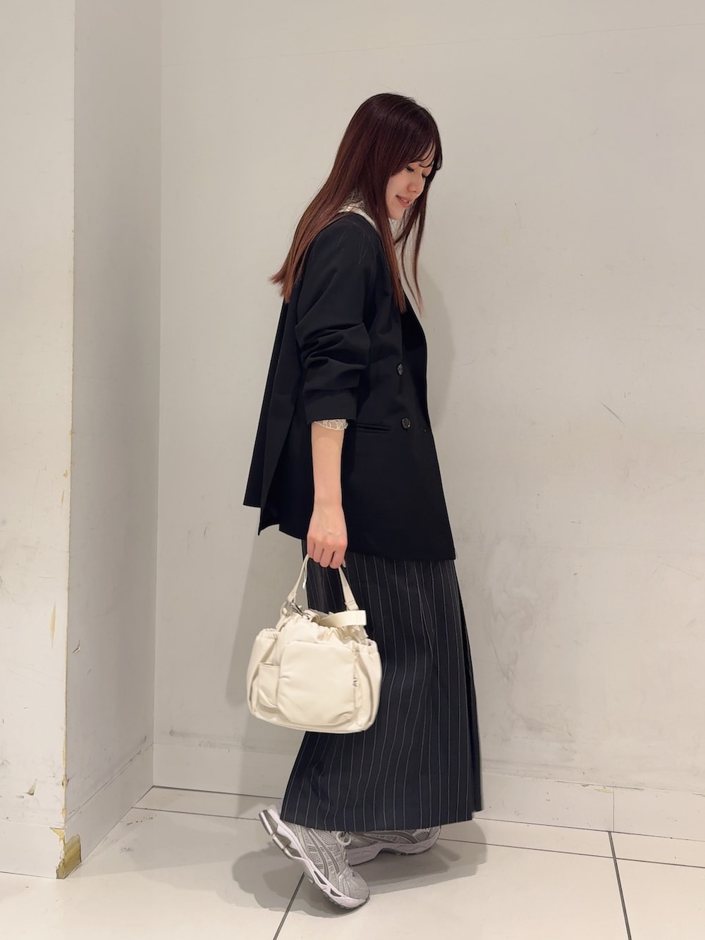 ホワイト系のその他トップス、ブラック系のテーラードジャケット、グレー系のスカートを着用したレディースの春コーディネートの4枚目の写真