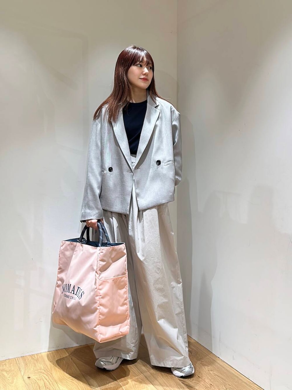 グレー系のその他アウター、ブルー系のニット/セーター、ピンク系のトートバッグを着用したレディースの春コーディネートの3枚目の写真