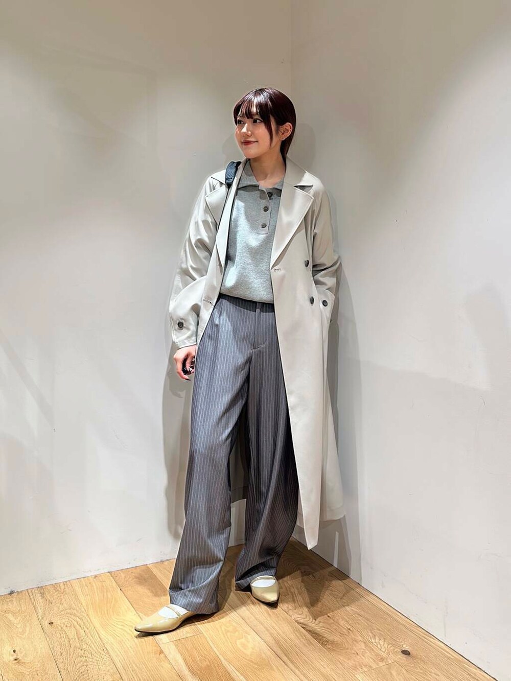 ベージュ系のパンプス、グレー系のその他パンツ、グレー系のニット/セーターを着用したレディースの冬コーディネートの5枚目の写真