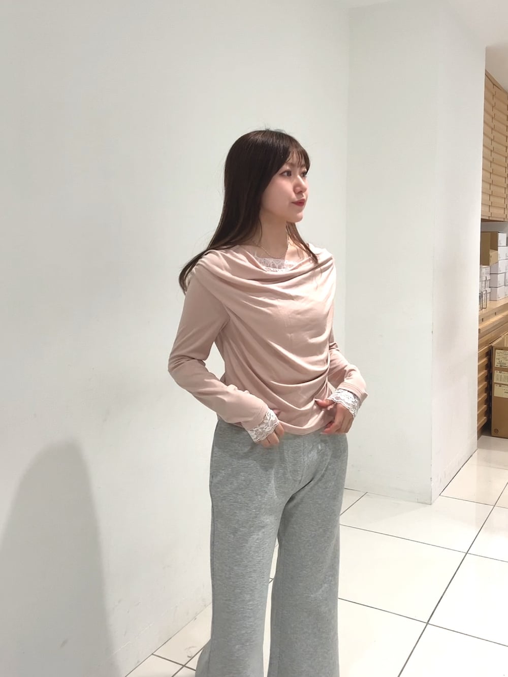 ピンク系のTシャツ/カットソー、グレー系のその他パンツを着用したレディースの秋コーディネートの3枚目の写真