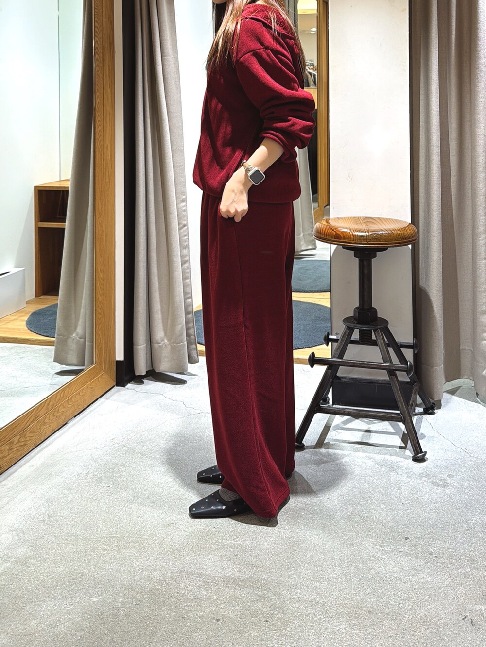 レッド系のパーカー、レッド系のその他パンツを着用したレディースの秋コーディネートの3枚目の写真