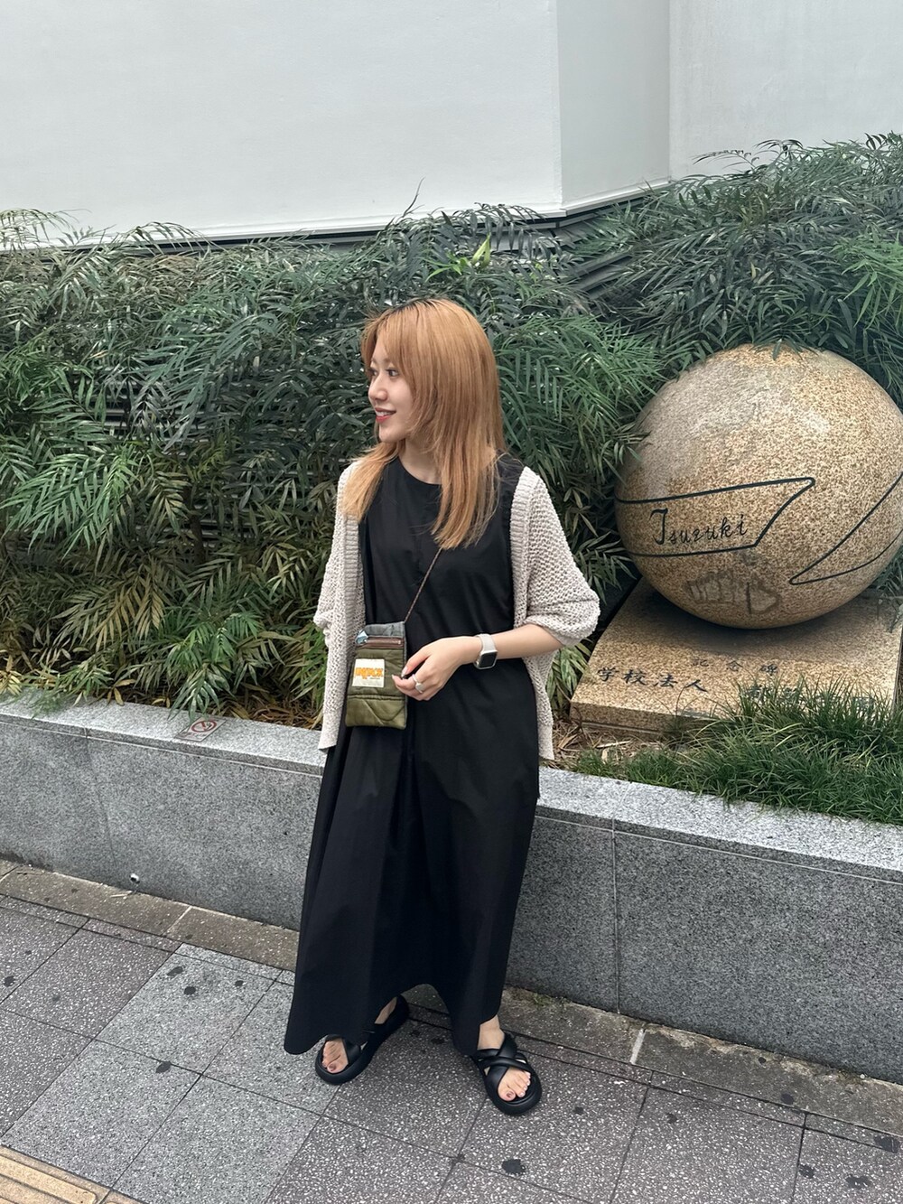 ブラック系のワンピース、ホワイト系のカーディガン/ボレロを着用したレディースの夏コーディネートの3枚目の写真