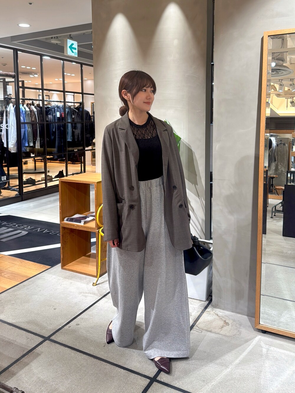 ブラウン系のその他アウター、ブラック系のTシャツ/カットソー、グレー系のその他パンツを着用したレディースの秋コーディネートの2枚目の写真
