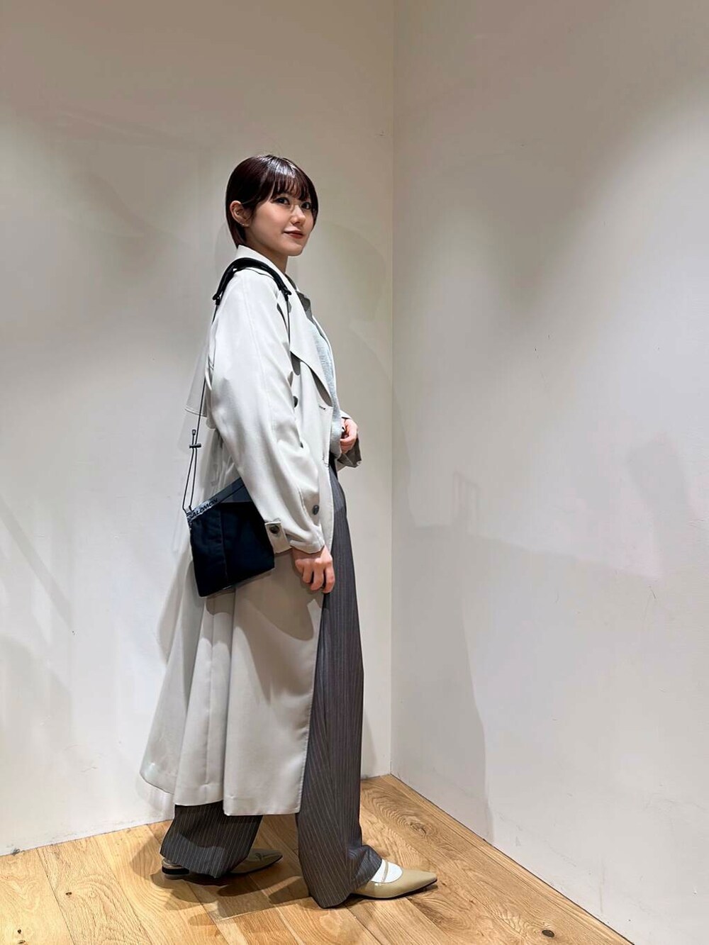 ベージュ系のパンプス、グレー系のその他パンツ、グレー系のニット/セーターを着用したレディースの冬コーディネートの7枚目の写真