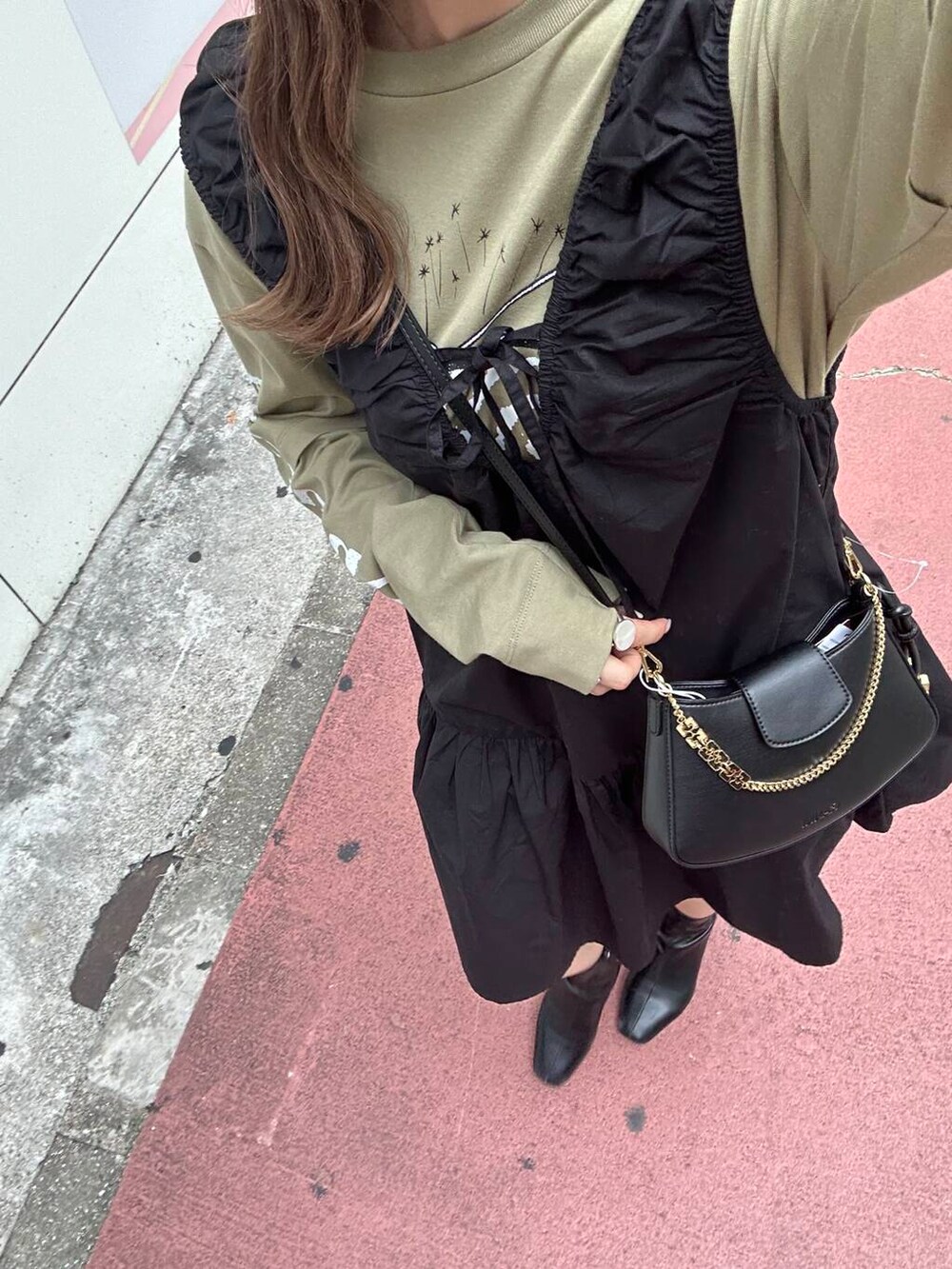 ベージュ系のTシャツ/カットソー、ブラック系のハンドバッグ、ブラック系のワンピースを着用したレディースの秋コーディネートの4枚目の写真