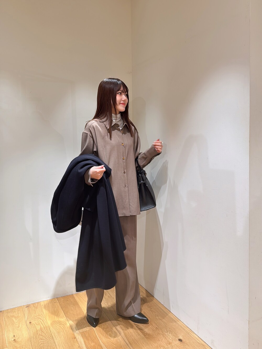 ベージュ系のシャツ/ブラウス、ベージュ系のその他パンツ、ブルー系のテーラードジャケットを着用したレディースの冬コーディネートの2枚目の写真