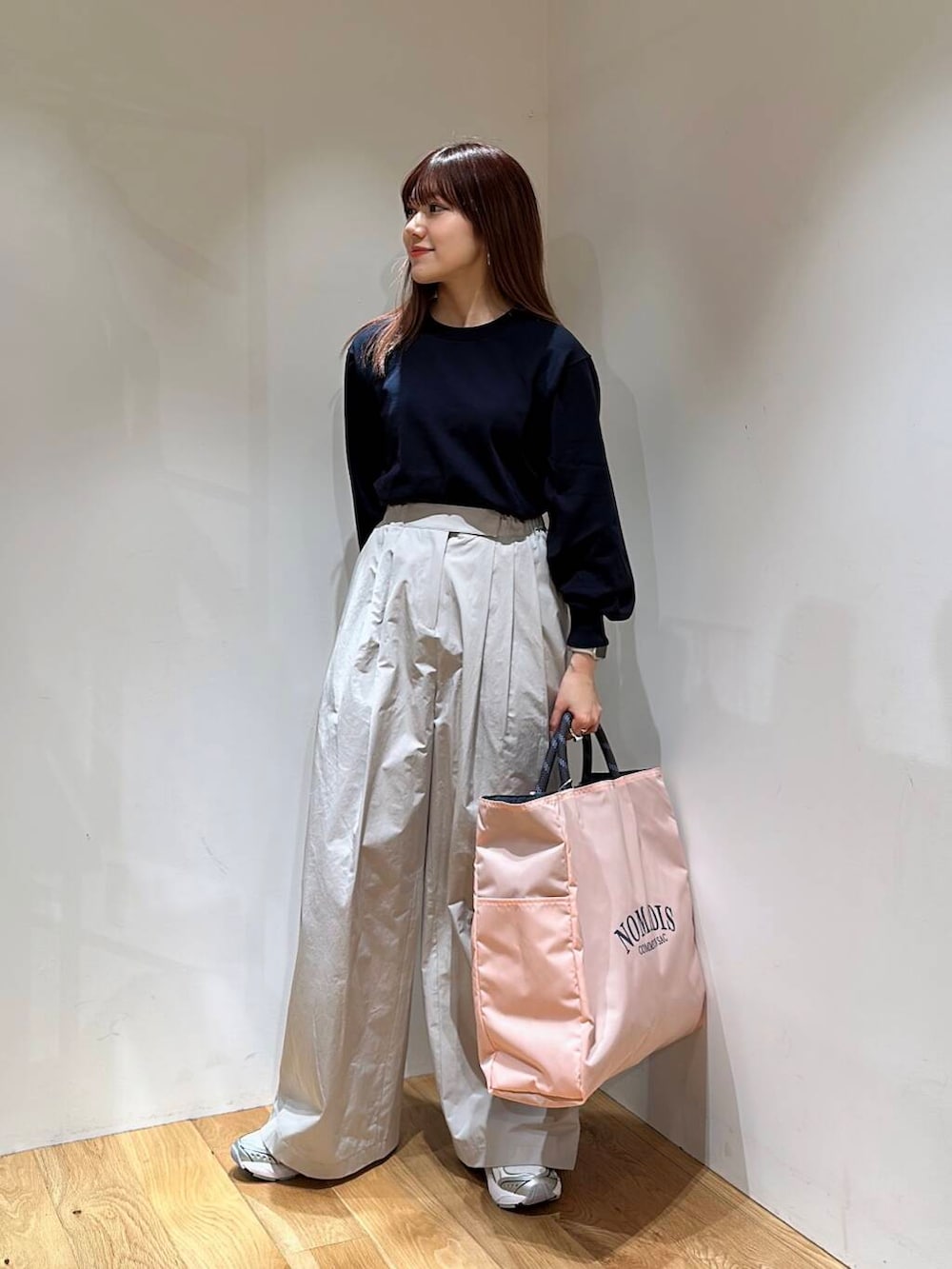 グレー系のその他アウター、ブルー系のニット/セーター、ピンク系のトートバッグを着用したレディースの春コーディネートの2枚目の写真