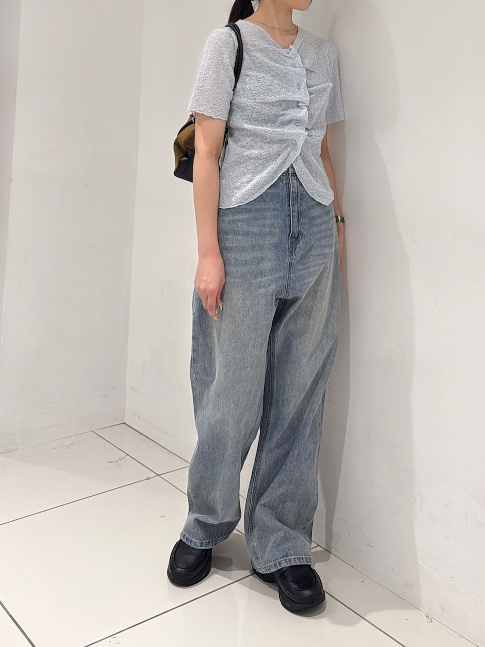 ブルー系のカーディガン/ボレロ、ブルー系のデニムパンツ、イエロー系のトートバッグを着用したレディースの夏コーディネートの5枚目の写真