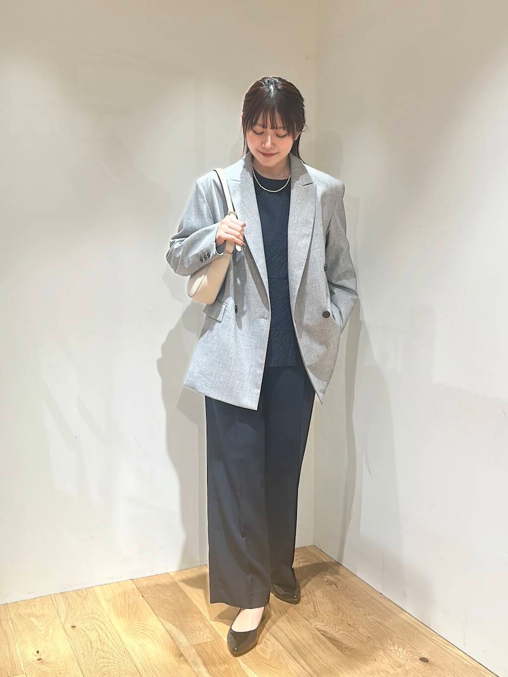 ブラック系のパンプス、ブルー系のその他パンツ、ブルー系のシャツ/ブラウスを着用したレディースの春コーディネートの3枚目の写真