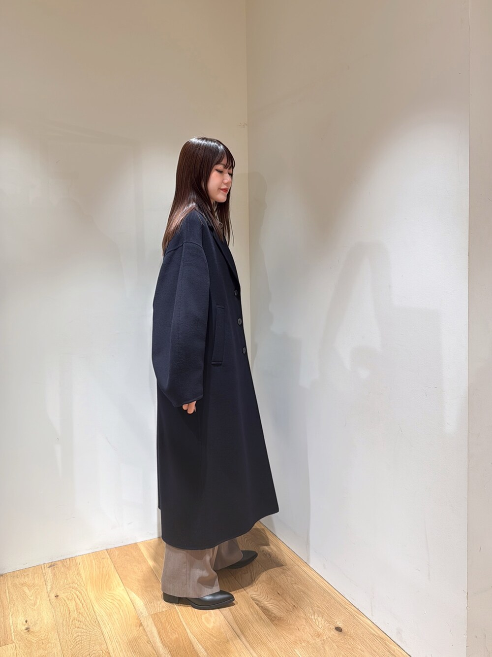 ベージュ系のシャツ/ブラウス、ベージュ系のその他パンツ、ブルー系のテーラードジャケットを着用したレディースの冬コーディネートの3枚目の写真