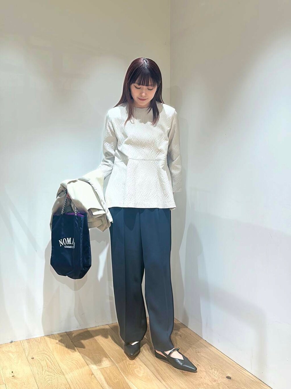 ベージュ系のノーカラージャケット、ベージュ系のシャツ/ブラウス、ブルー系のその他パンツを着用したレディースの冬コーディネートの3枚目の写真