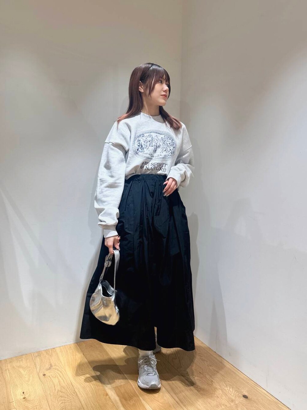 グレー系のその他アウター、グレー系のスウェット、ブラック系のスカートを着用したレディースの冬コーディネートの3枚目の写真