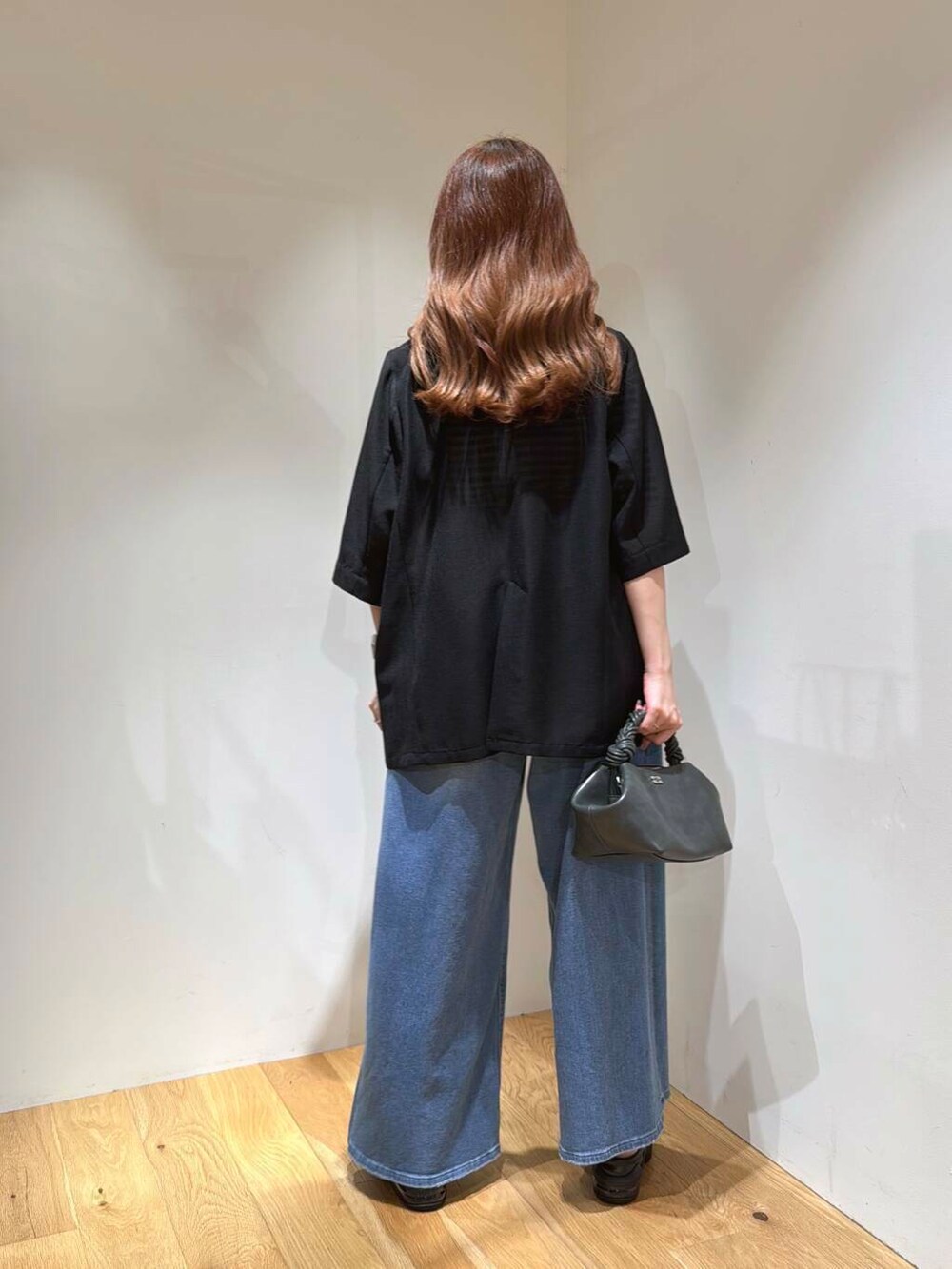 「URBANRESEARCH、サンダルコーデ、骨格ウェーブ、骨格ウェーブ×イエべ秋、ここでしか手に入らない別注アイテム、初夏のお出掛けコーデ、初夏パンツ、夏の涼しげパンツコーデ」｜「Le Minorの『別注』Le minor×UR　Rib short sleeve t-shirts（Tシャツ/カットソー、その他）」を使った、薫子さん（レディース・157cm）の夏コーディネートの3枚目の写真