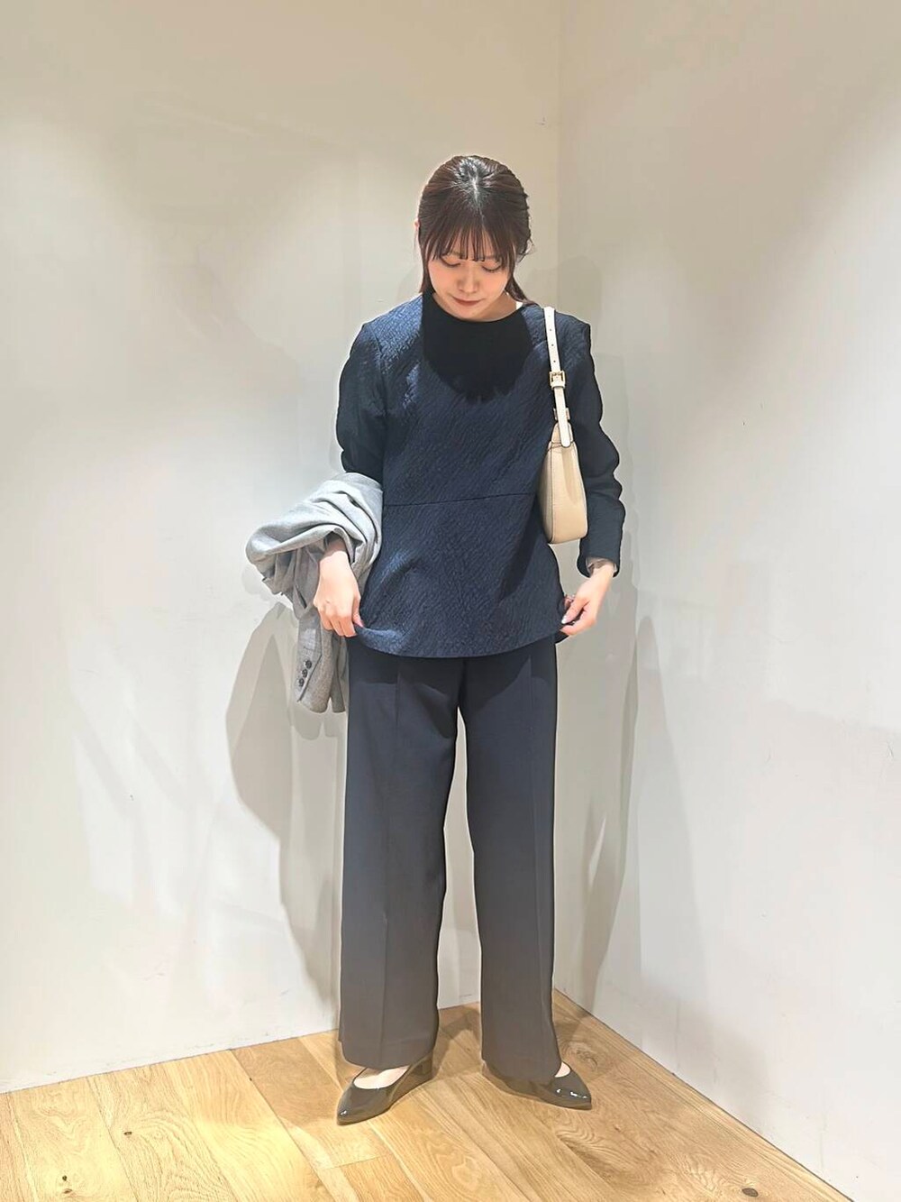 ブラック系のパンプス、ブルー系のその他パンツ、ブルー系のシャツ/ブラウスを着用したレディースの春コーディネートの2枚目の写真