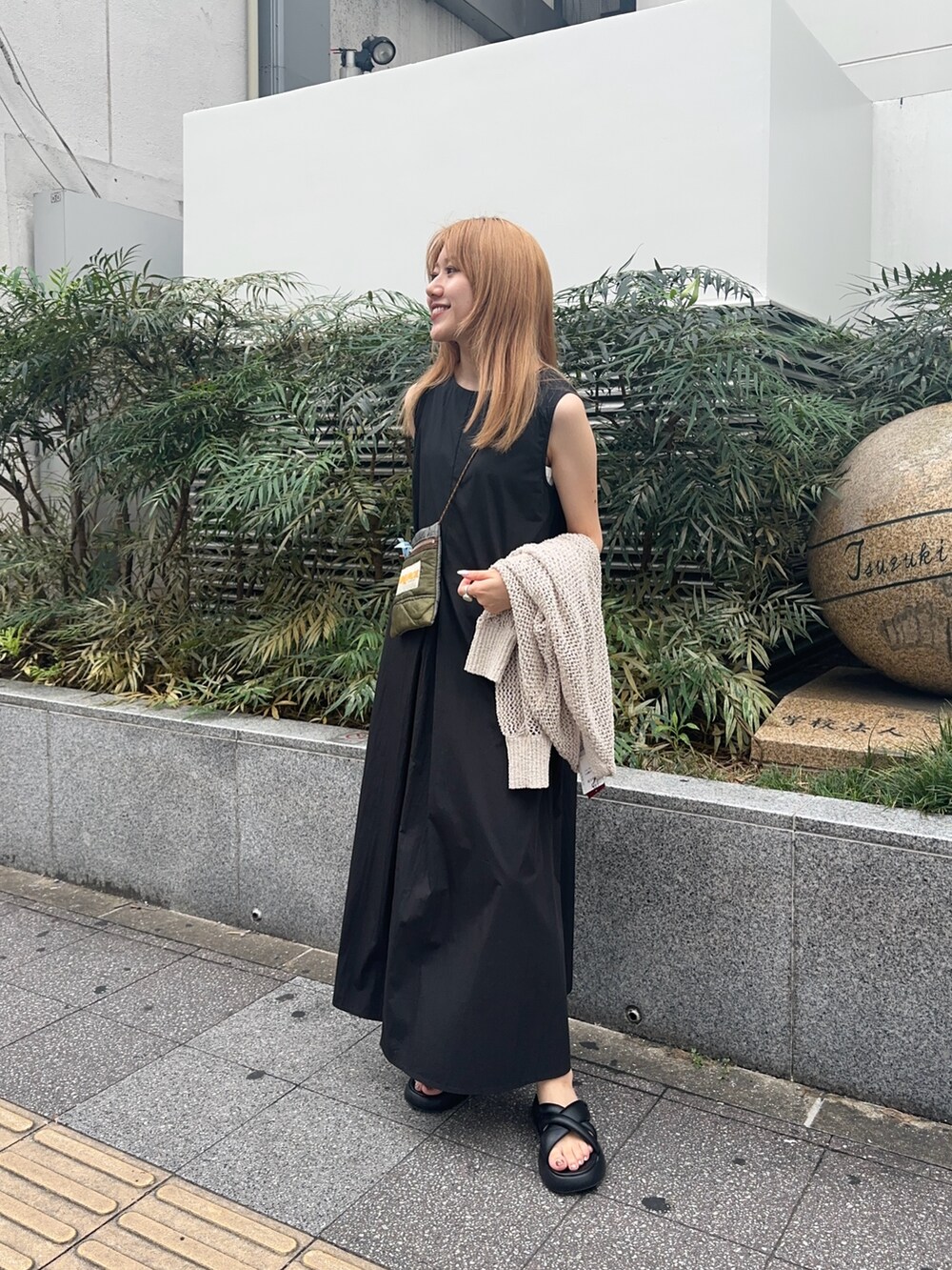 ブラック系のワンピース、ホワイト系のカーディガン/ボレロを着用したレディースの夏コーディネートの4枚目の写真