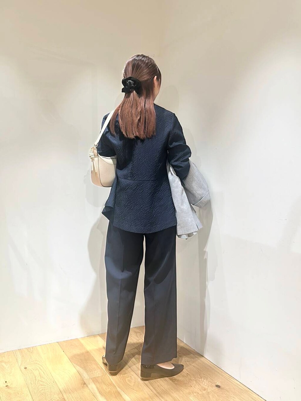 ブラック系のパンプス、ブルー系のその他パンツ、ブルー系のシャツ/ブラウスを着用したレディースの春コーディネートの4枚目の写真