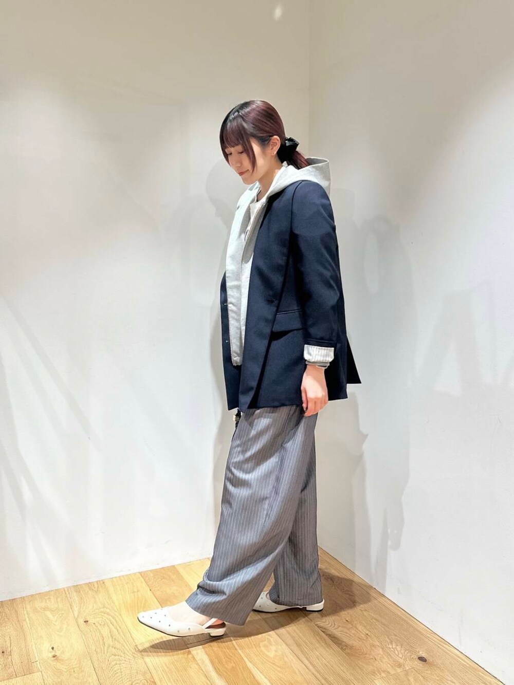 グレー系のブルゾン、ブルー系のその他アウター、ブラック系のショルダーバッグを着用したレディースの冬コーディネートの3枚目の写真